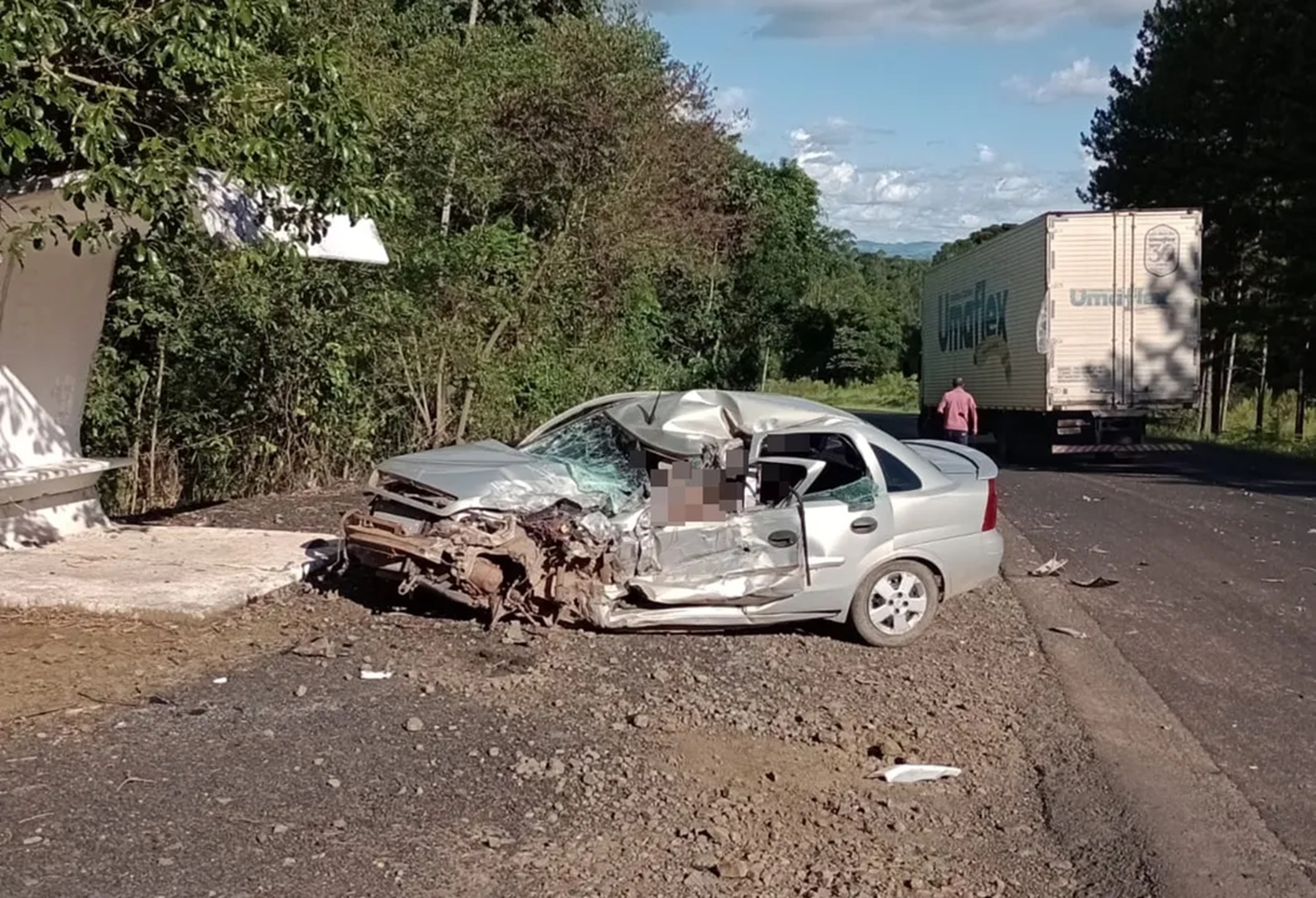 Motorista de Corsa morre ao colidir contra caminhão na PR-487 Motorista de Corsa morre ao colidir contra caminhão na PR-487