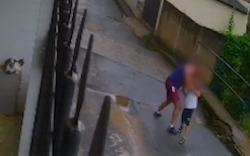 Vídeo mostra “pai” agredindo menino autista de seis anos