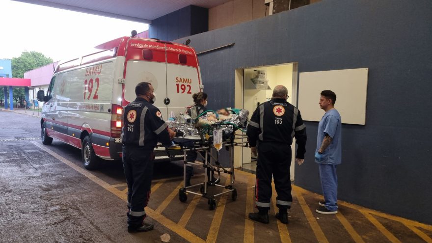 Baleado no peito em Santa Tereza do Oeste, homem com tornozeleira é levado em estado grave ao HUOP