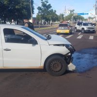 Imagem referente a Jeep e Gol se envolvem em forte colisão na Avenida Brasil