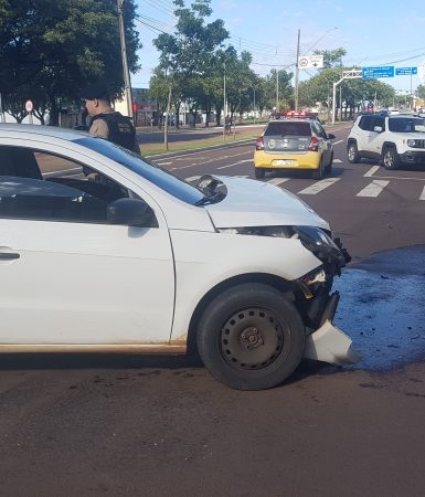 Imagem referente a Jeep e Gol se envolvem em forte colisão na Avenida Brasil