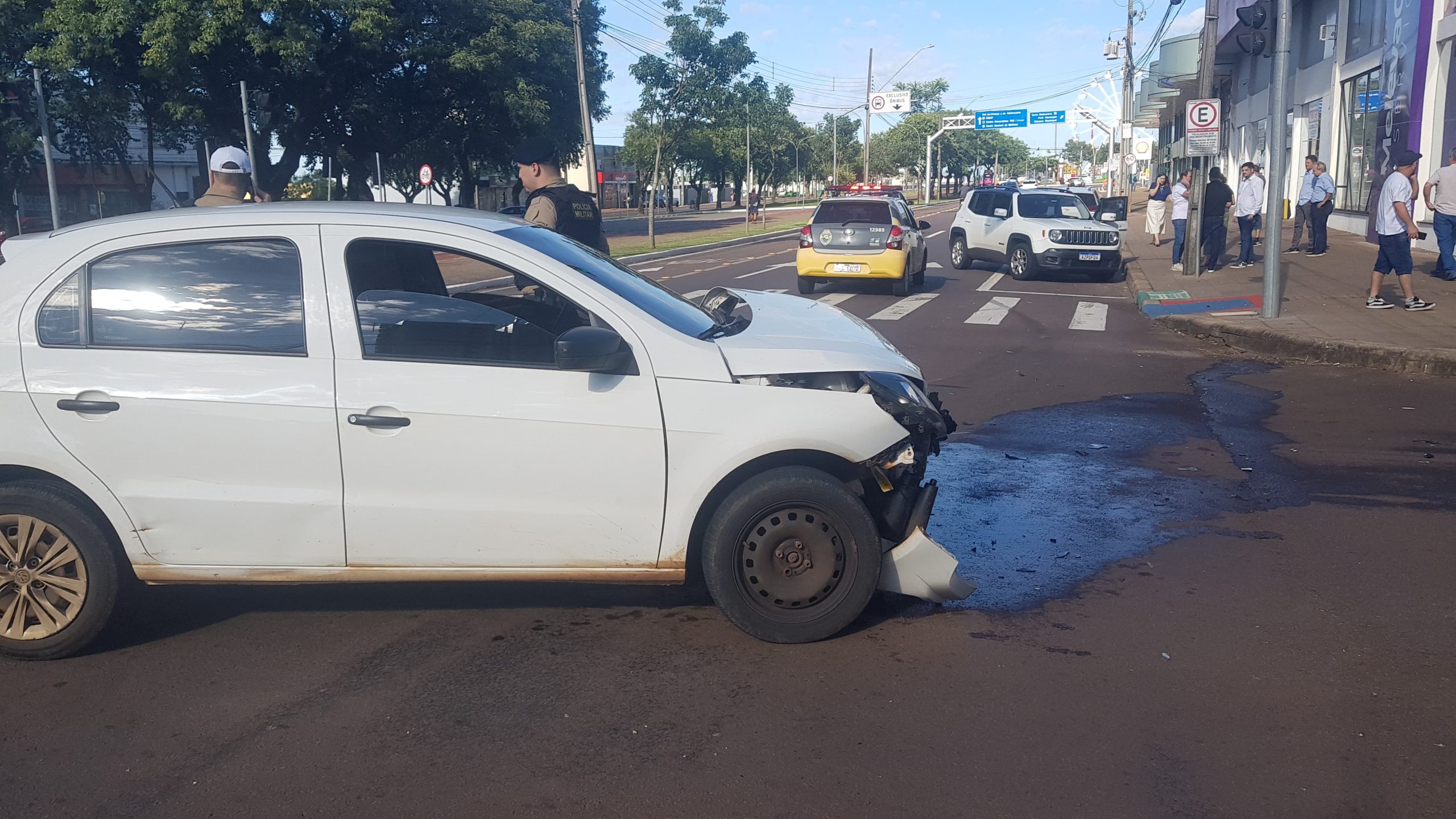 Jeep e Gol se envolvem em forte colisão na Avenida Brasil