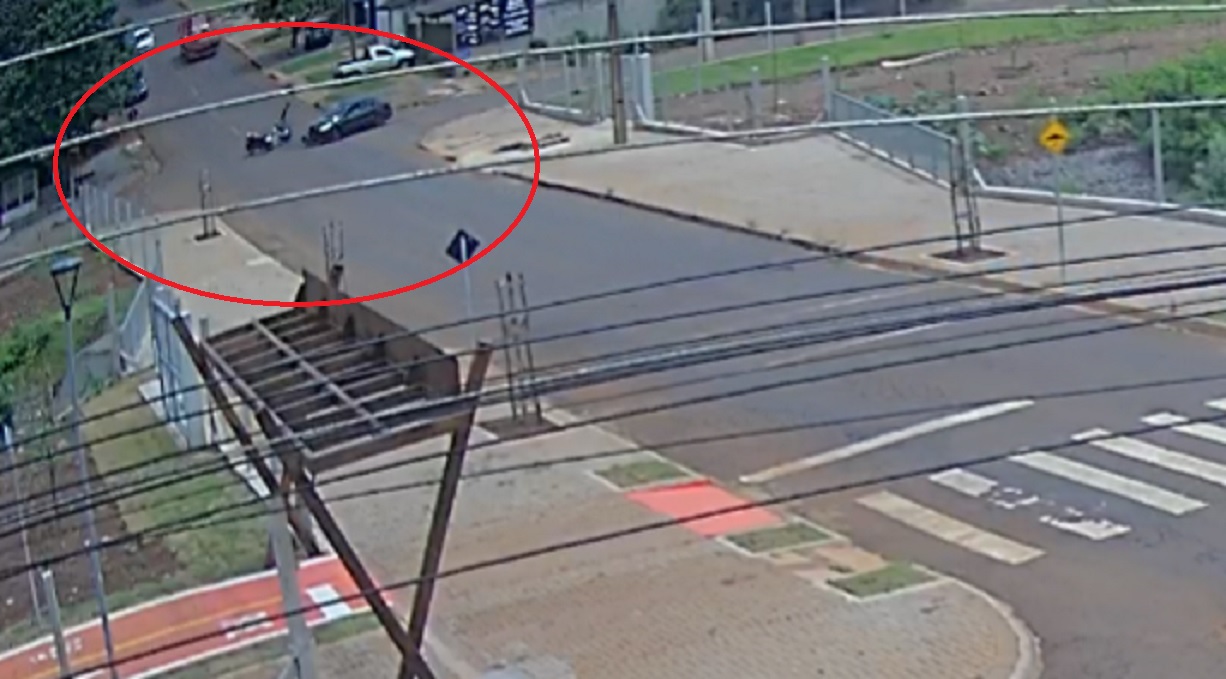 Câmera mostra acidente entre moto e carro no Santa Felicidade