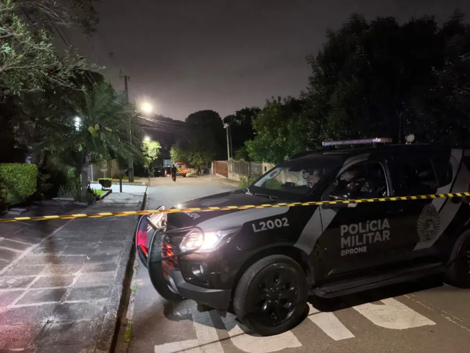 Assalto com reféns dura duas horas e um ladrão é morto e outro baleado Assalto com reféns dura duas horas e um ladrão é morto e outro baleado