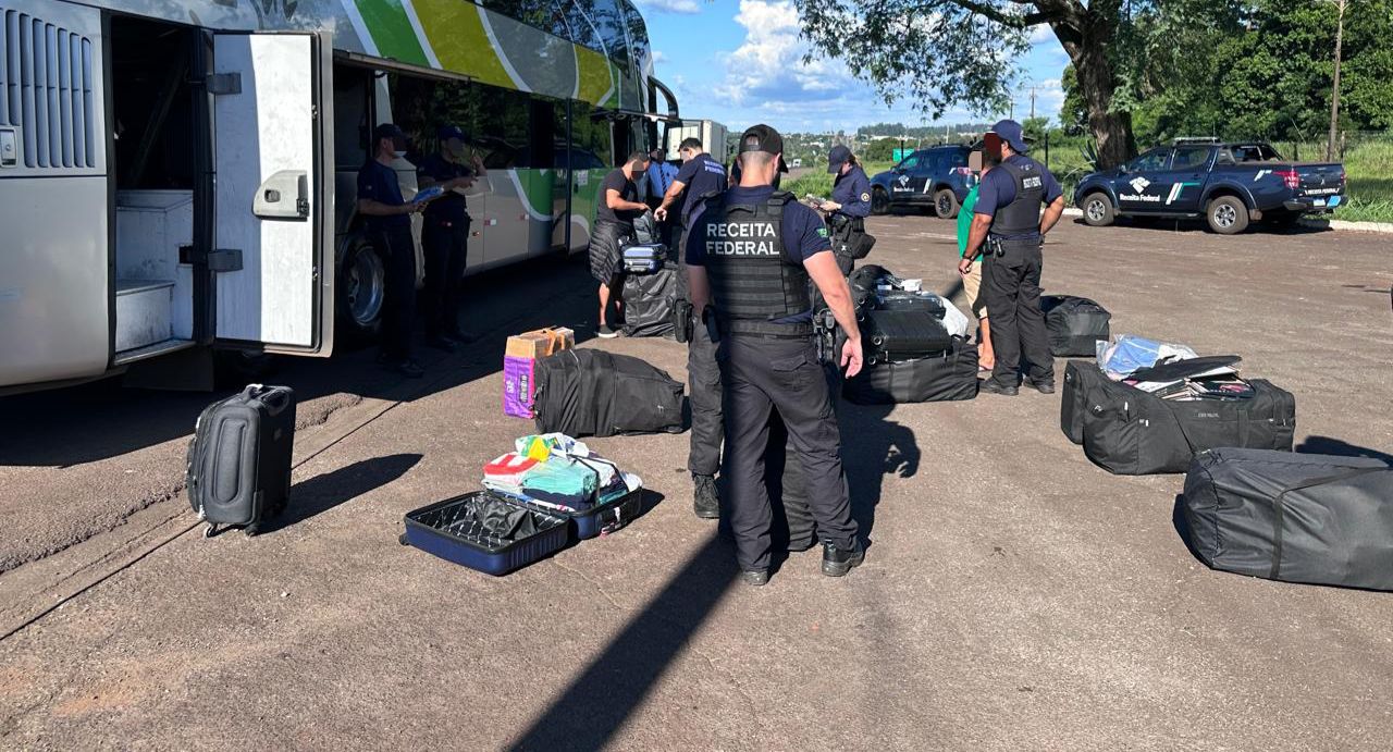 Operação conjunta PRF e Receita Federal prende mulher com droga 'dry' e mercadorias irregulares Operação conjunta PRF e Receita Federal prende mulher com droga 'dry' e mercadorias irregulares