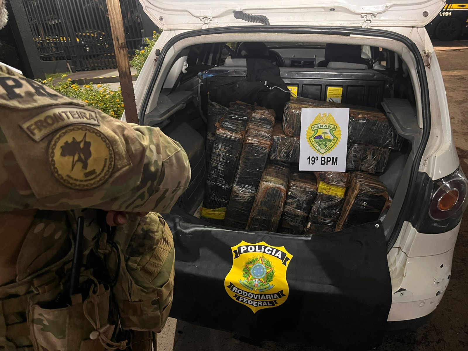 Operação em conjunto da PRF com a PM/PR resulta na apreensão de 341 kg de maconha Operação em conjunto da PRF com a PM/PR resulta na apreensão de 341 kg de maconha