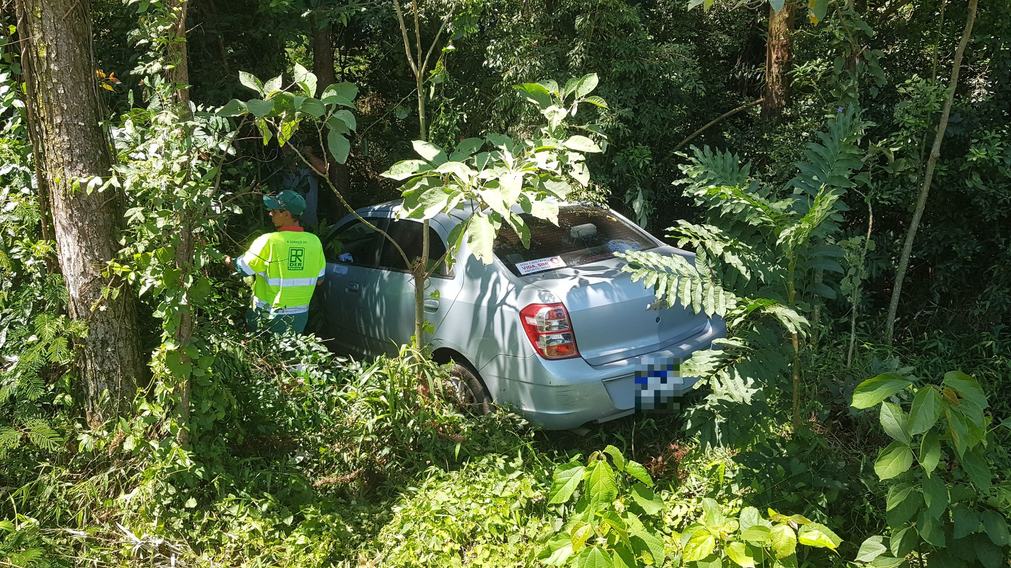 Carro para em área de mata após idoso passar mal ao volante na BR-277 em Cascavel