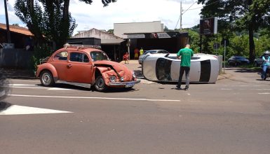 Imagem referente a Voyage tomba após colisão com Fusca; não há feridos