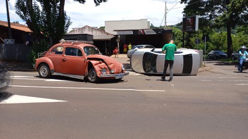 Imagem referente a Voyage tomba após colisão com Fusca; não há feridos