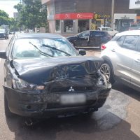 Imagem referente a Mitsubishi Lancer e Chevrolet Onix batem em cruzamento no Centro