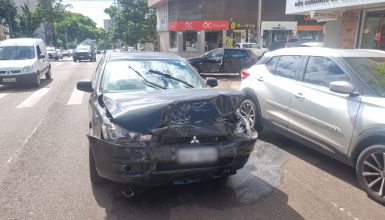 Imagem referente a Mitsubishi Lancer e Chevrolet Onix batem em cruzamento no Centro