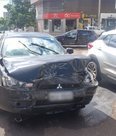 Imagem referente a Mitsubishi Lancer e Chevrolet Onix batem em cruzamento no Centro