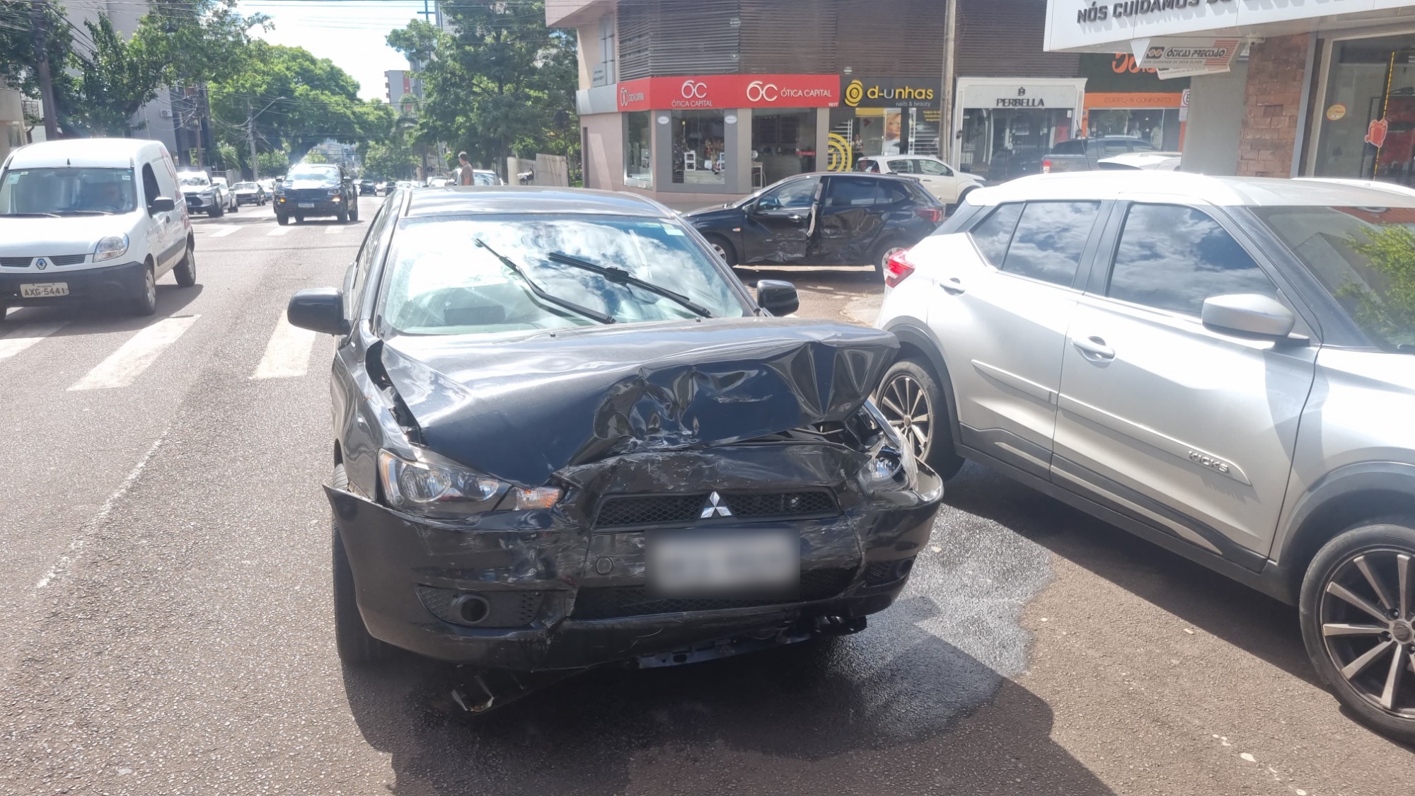 Mitsubishi Lancer e Chevrolet Onix batem em cruzamento no Centro