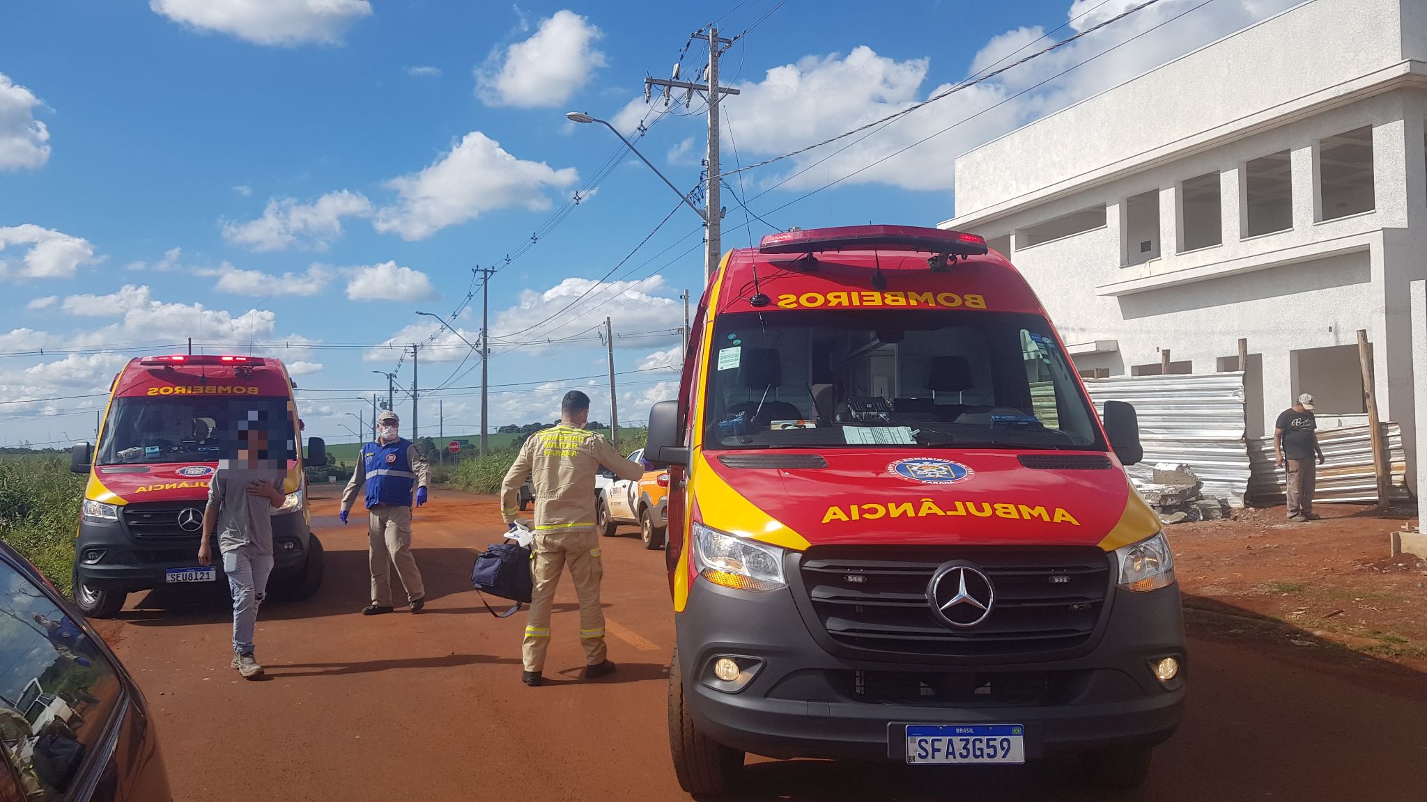 Trabalhadores caem da laje e ficam feridos no Loteamento Colina Dourada