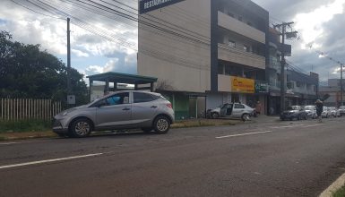 Imagem referente a HB20 bate contra Voyage na Avenida Brasil