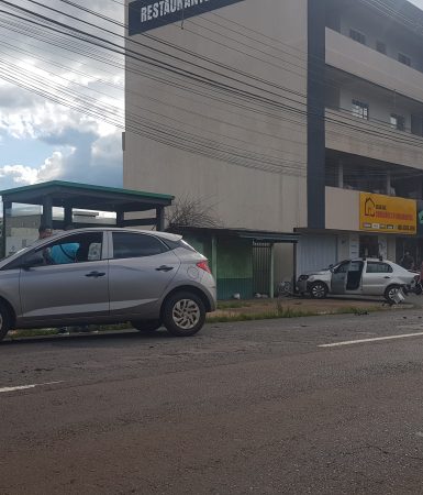 Imagem referente a HB20 bate contra Voyage na Avenida Brasil