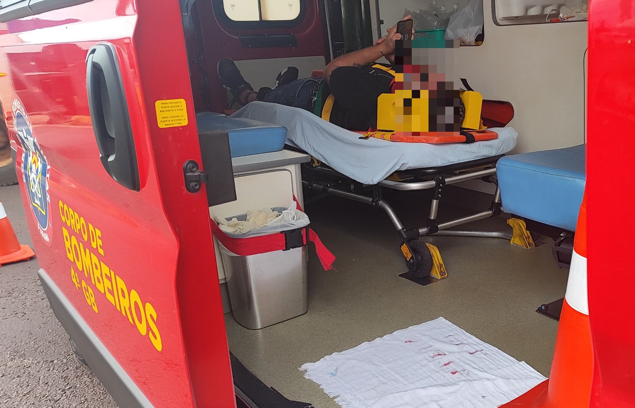 Motociclista fica ferido em acidente de trânsito no Trevo Guarujá