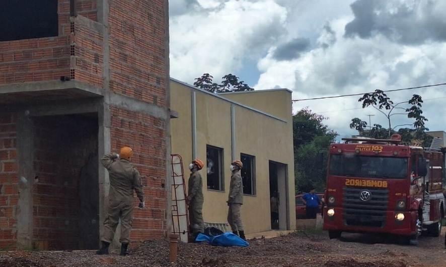 Corpo em estado de decomposição é encontrado em telhado de obra