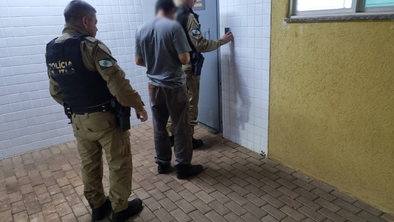 Polícia Militar detém homem acusado de violência doméstica