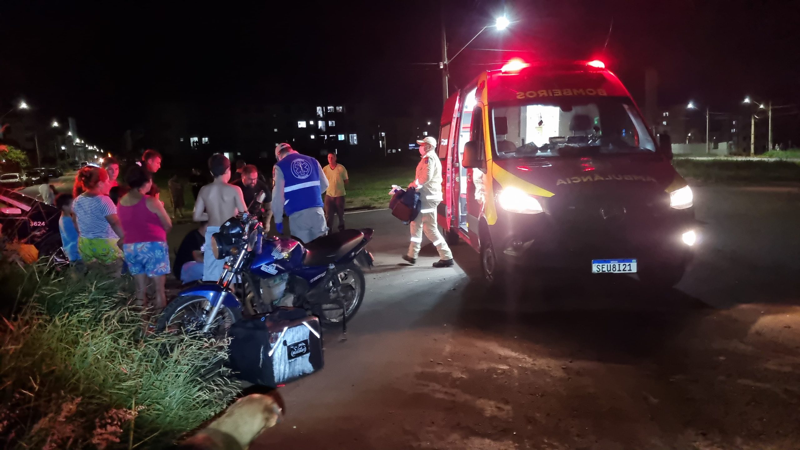 Rapaz fica ferido após acidente entre carro e moto no Riviera