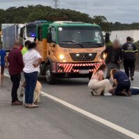 Imagem referente a Mulher é atropelada por caminhão e acidente causa fila quilométrica na BR-101