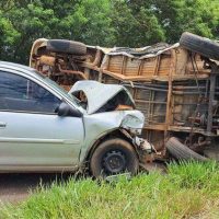 Imagem referente a Kombi escolar que buscava crianças colide com Corsa e tomba na sequência em Francisco Alves