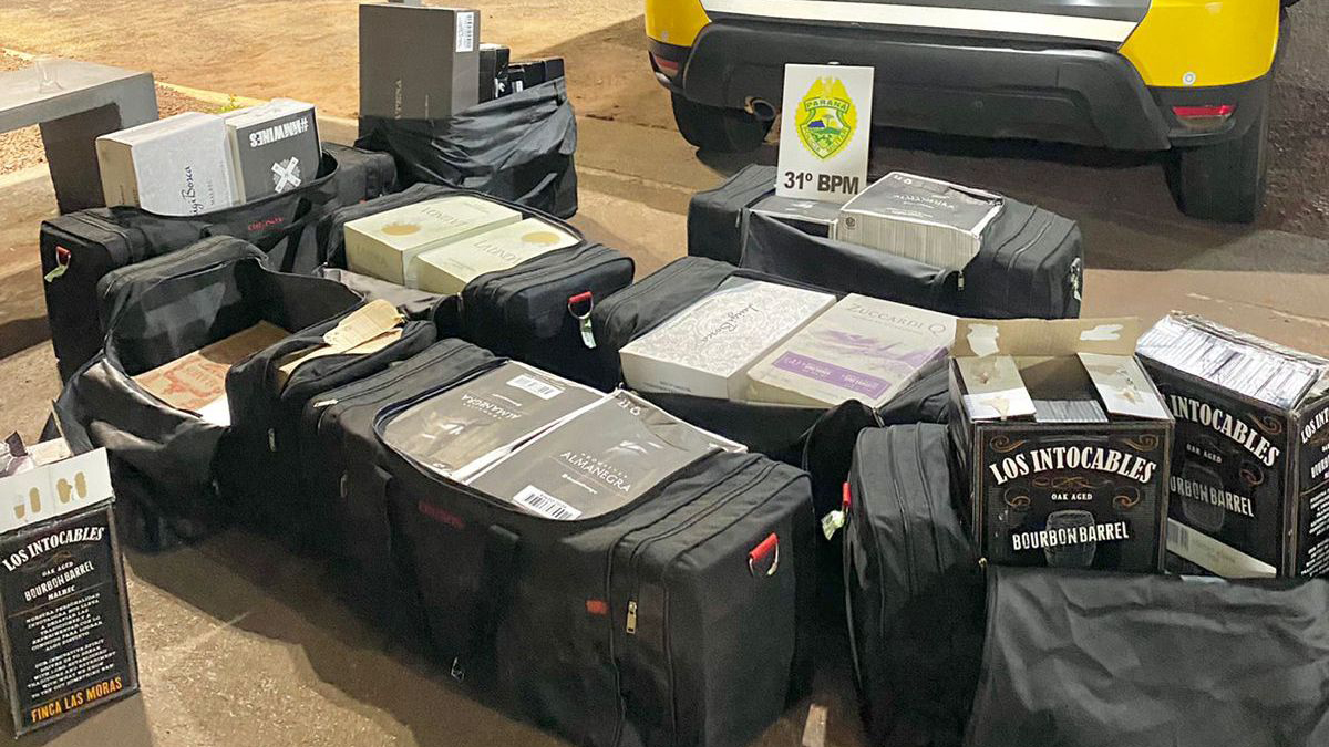 PM apreende vinhos argentinos em ônibus de linha; carga foi encaminhada à RF de Cascavel