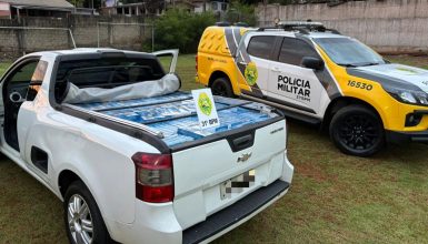 Imagem referente a 40 caixas de cigarros apreendidas em Corbélia são trazidas à Cascavel pela Polícia Militar