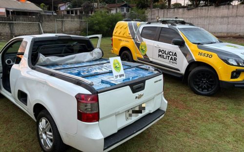 Imagem referente a 40 caixas de cigarros apreendidas em Corbélia são trazidas à Cascavel pela Polícia Militar