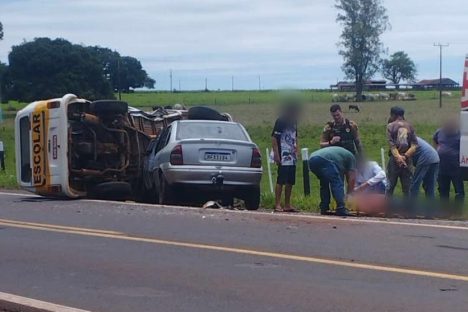 Imagem referente a Kombi escolar lotada de crianças tomba após colisão na BR-272