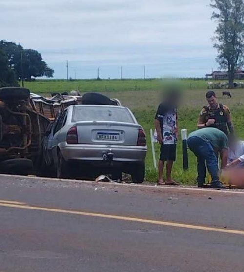 Imagem referente a Kombi escolar lotada de crianças tomba após colisão na BR-272