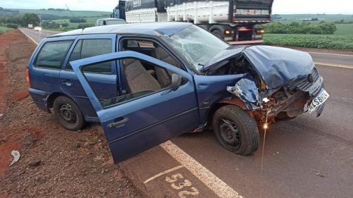 Imagem referente a Colisão entre Parati e caminhão na PR 317: danos materiais e susto, mas sem feridos