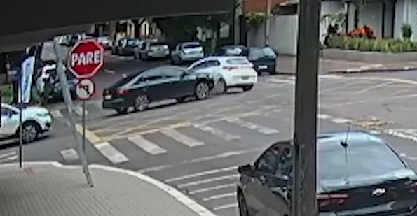 Câmera flagra acidente que deixou mulher ferida no cruzamento da Vicente Machado com a Mato Grosso
