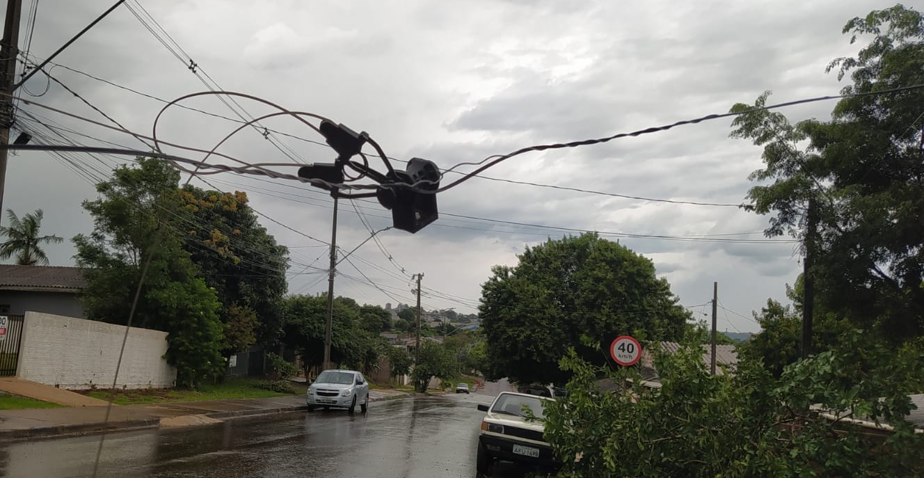 Internautas fazem alerta sobre fios caídos no Bairro Universitário