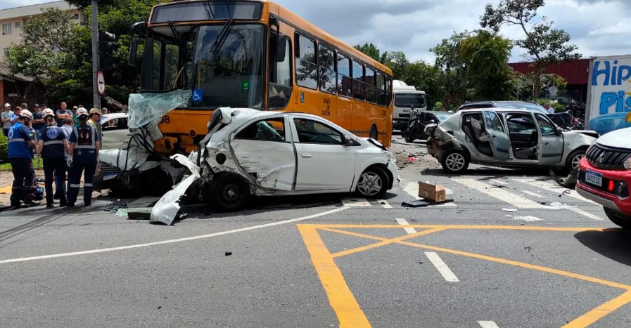 Motorista morre após ônibus fazer strike em sete veículos em Curitiba