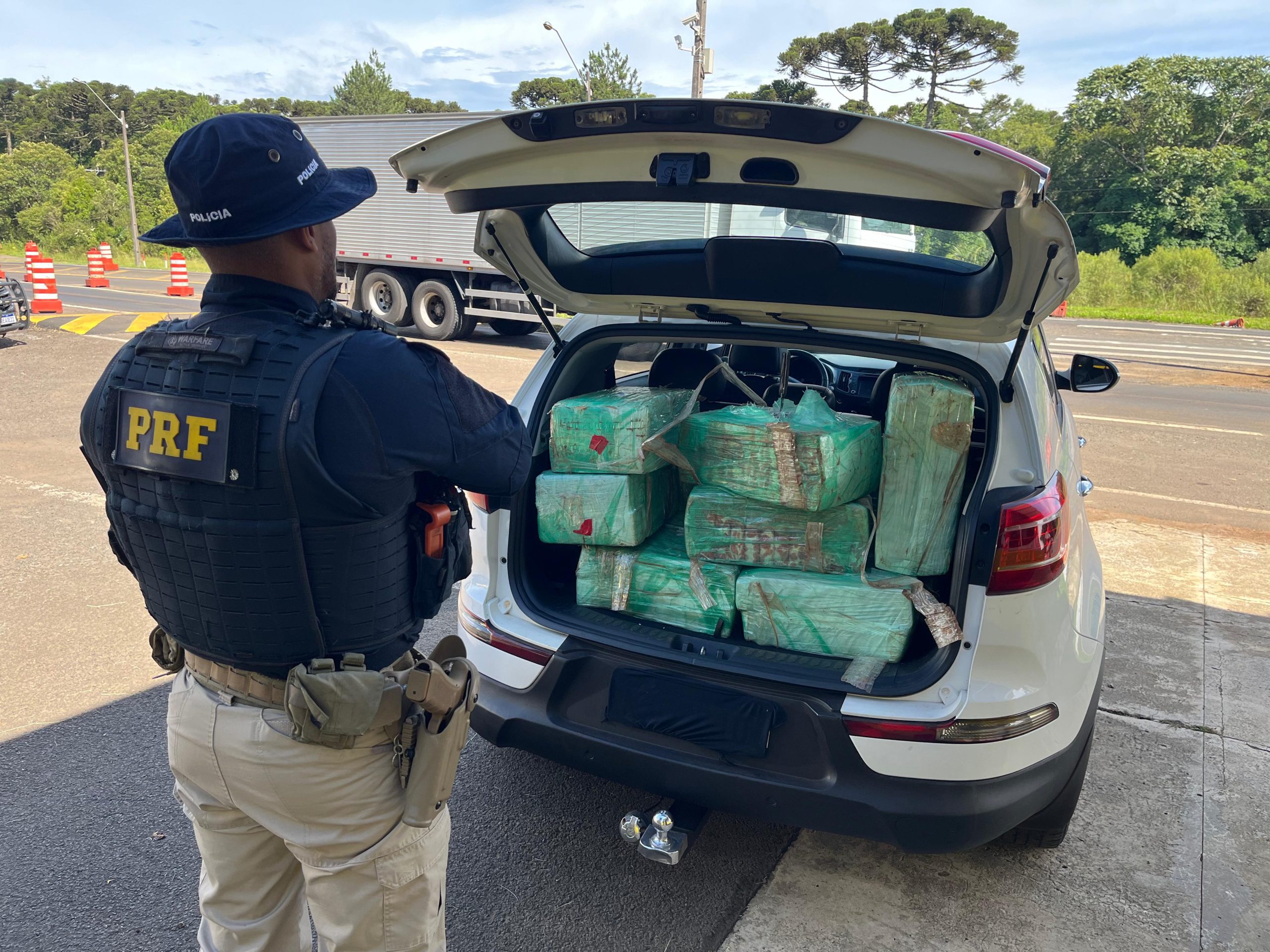 Levando drogas para Santa Catarina, Casal de Cascavel é preso com mais de 200kg de maconha na BR 277