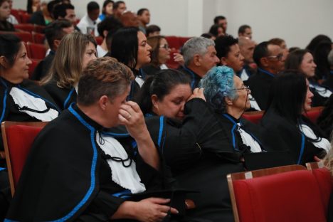 Imagem referente a EJA: Emoção em formatura de alunos da Educação de Jovens e Adultos mostra que nunca é tarde para estudar