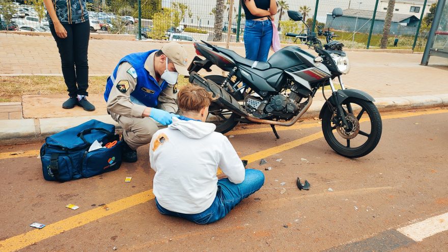 Motociclista fica ferida em acidente na Avenida Brasil