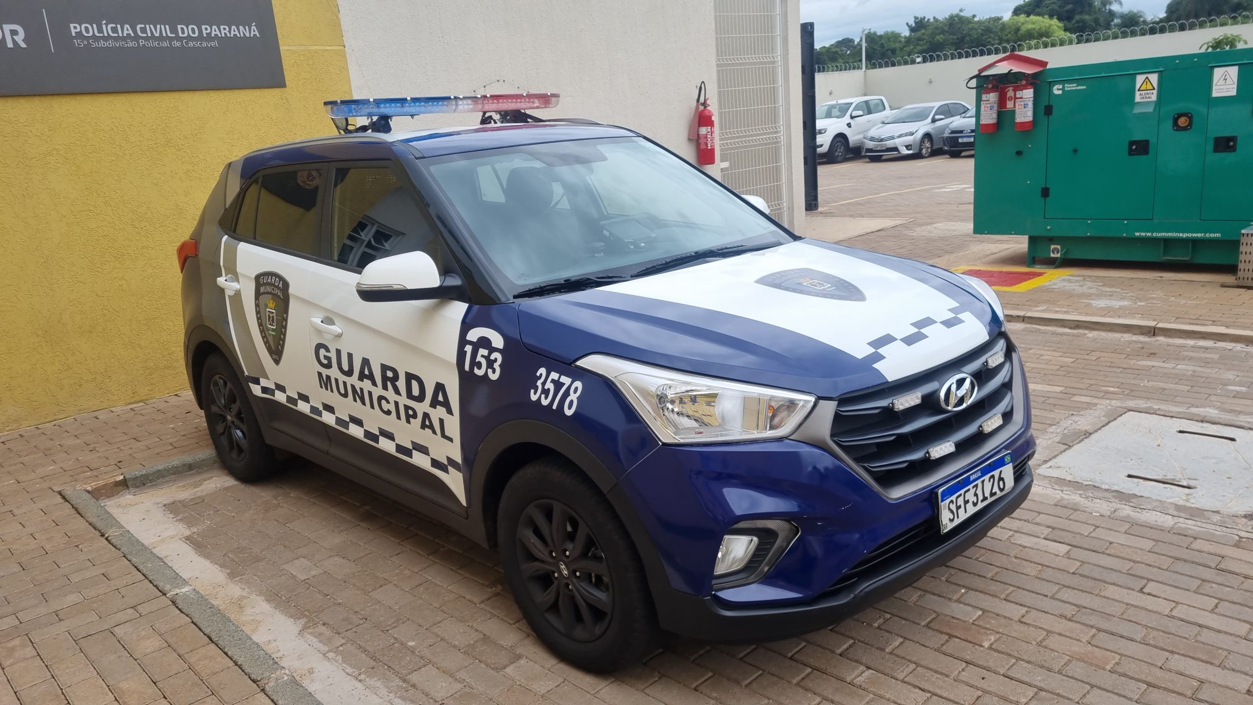 Motorista bate contra viatura da GM e foge no Riviera; Homem estaria com mandado de prisão em aberto