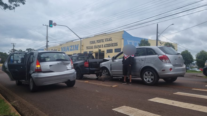 Três carros se envolvem em acidente na Avenida Tancredo Neves em Cascavel