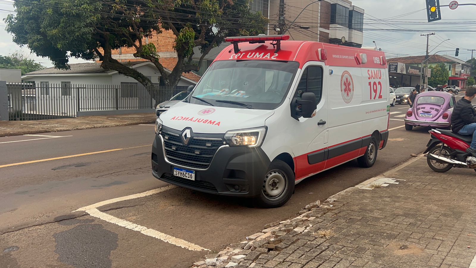 Duas motos se envolvem em acidente na Rua Jacarezinho