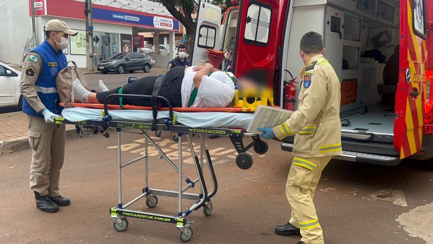 Mulher é atingida por porta de veículo e fica ferida na Avenida das Pombas