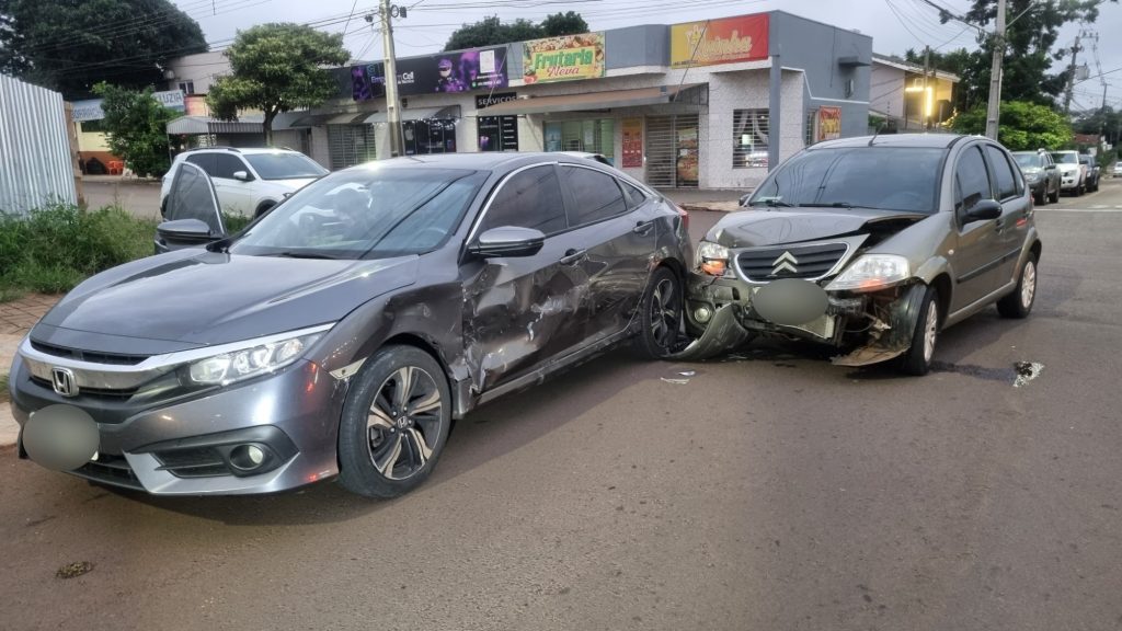 Forte batida de trânsito é registrada na Rua Pio 12 no Centro de Cascavel