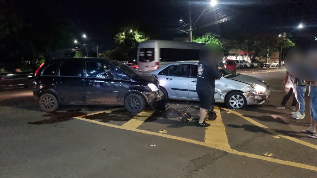 Acidente entre carros é registrado na Av. Tito Muffato