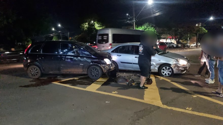 Acidente entre carros é registrado na Av. Tito Muffato