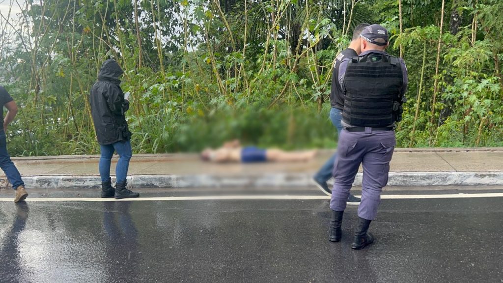 Corpo de homem é jogado de dentro de carro