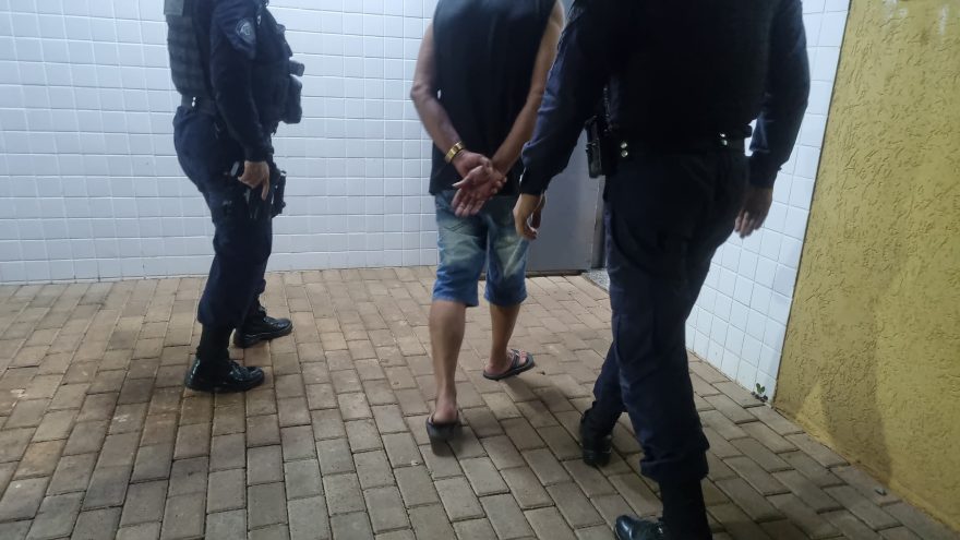 Marido violento é preso após agressão: esposa se defende com cadeirada