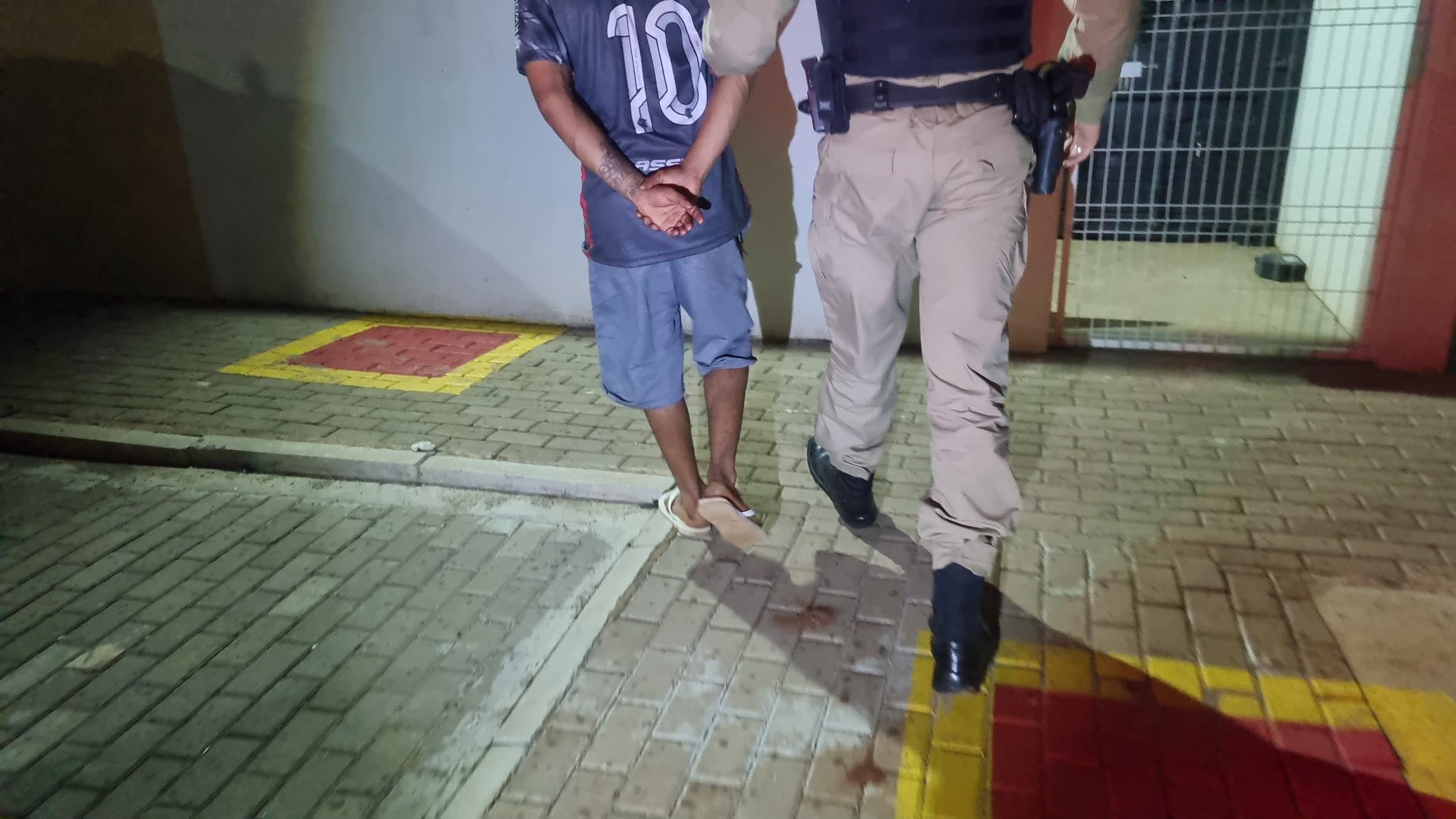 Rapaz diz que não sabia de medida protetiva contra ex e acaba preso ao se aproximar dela Rapaz diz que não sabia de medida protetiva contra ex e acaba preso ao se aproximar dela
