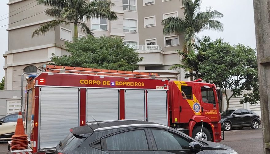 Bombeiros resgatam criança no 10º andar de edifício no Centro