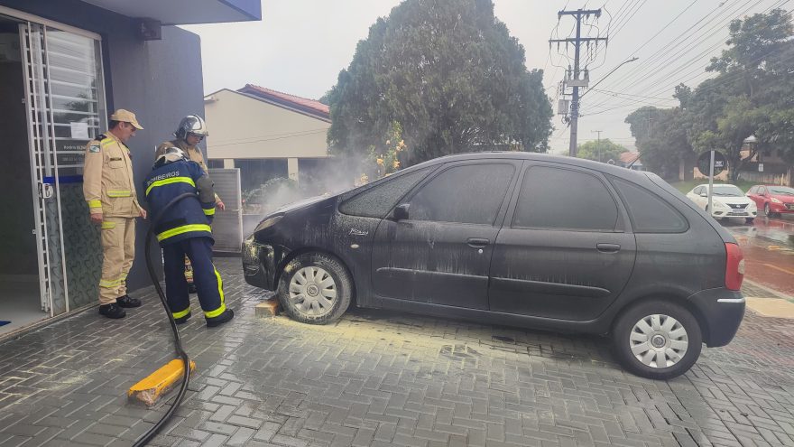 Citroën Xsara  pega fogo e Bombeiros são acionados na Av. Piquiri